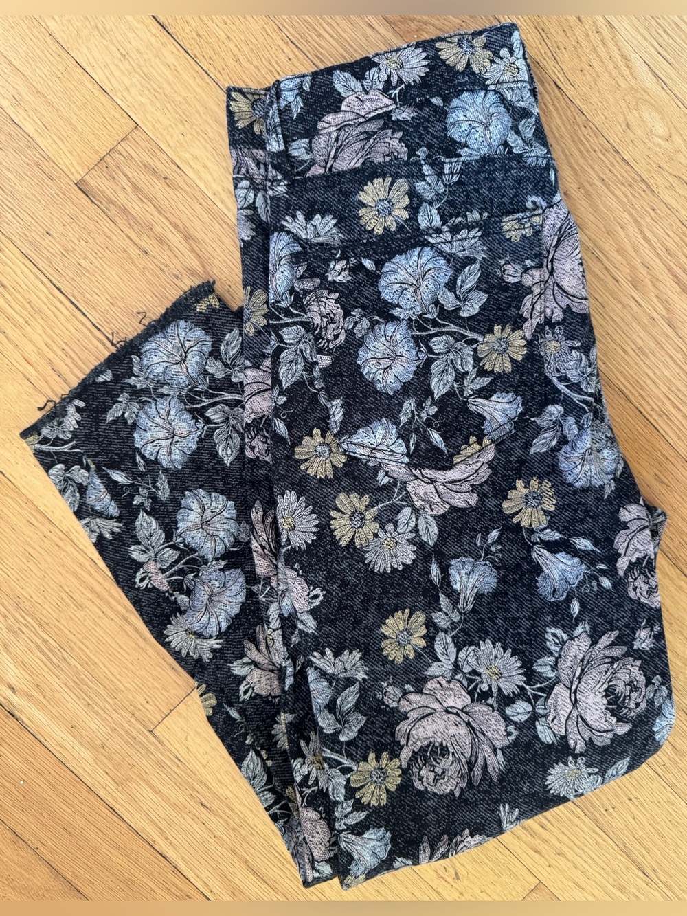 Celebrity Pink Hi-rise Mom Jean Floral Size 11/30 NWOT Raw Hem
